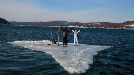 Rescatan a 536 pescadores de un témpano de hielo a la deriva