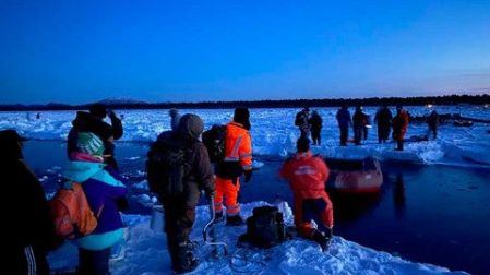 Rescatan a 536 pescadores de un témpano de hielo a la deriva