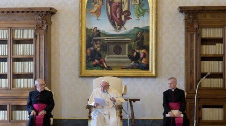 Recluido ante epidemia, el Papa da audiencia por internet 