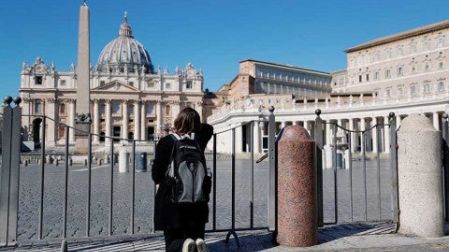 Recluido ante epidemia, el Papa da audiencia por internet 