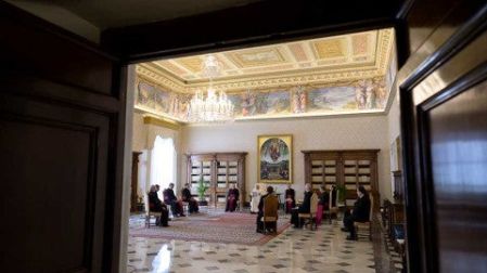 Recluido ante epidemia, el Papa da audiencia por internet 