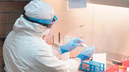 Los químicos Edith Vásquez Gómez y Eduardo Urrieta Méndez analizan en el Laboratorio Estatal de Salud Pública, en Oaxaca, las muestras de posible Covid-19. Foto: Especial