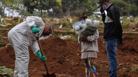 Así se llevan los entierros en Sao Paulo... / Foto: AFP
