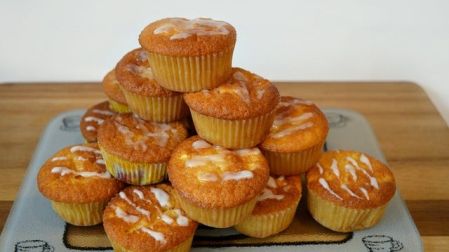 Varios muffins de elote