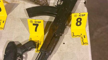 Durante el decomiso, elementos de la AEI también aseguraron en un domicilio en NL armas y cartuchos útiles. Foto: Especial