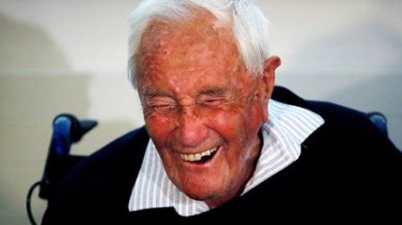 En sus últimas horas, David Goodall estuvo acompañado de familiares, entre ellos varios nietos, y escuchó la novena sinfonía de Beethoven (Foto: Reuters)