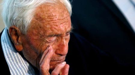 El científico, que no estaba enfermo, dijo que hubiese preferido morir en Australia ( Reuters)