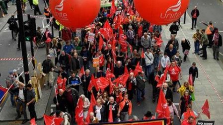 Marchan miles en Reino Unido para reclamar mejoras laborales