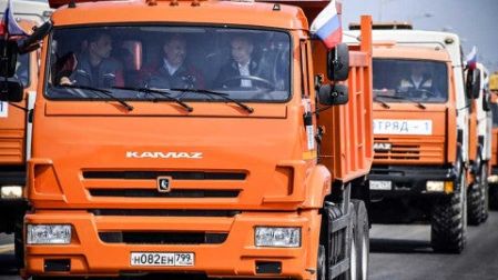 Putin inaugura puente que une a Crimea con Rusia 