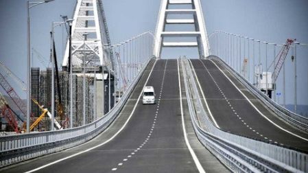 Putin inaugura puente que une a Crimea con Rusia 