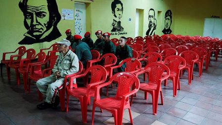 Votantes a la espera de emitir su sufragio en Venezuela (Foto: EFE)