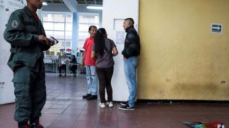 Elementos de seguridad resguardan centros de votación en Venezuela (Foto: EFE)