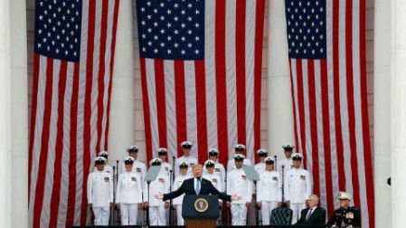 Trump rinde homenaje a soldados en Día de los Caídos