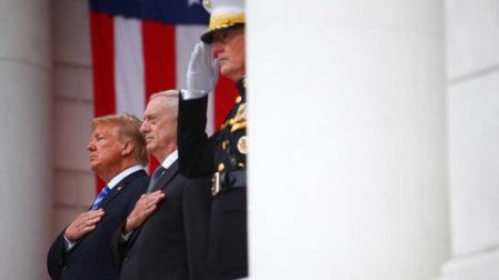 Trump rinde homenaje a soldados en Día de los Caídos