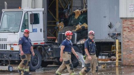 Explota vehículo frente a oficina de correos en EU; hay 8 heridos