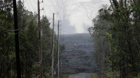 La lava que salía de una fisura del Kilauea creó fuentes el martes por la noche (Foto: Reuters)