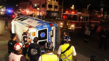 Vuelca ambulancia en la Gustavo A. Madero