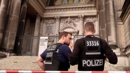 Tiroteo en catedral de Berlín deja 2 heridos; descartan terrorismo