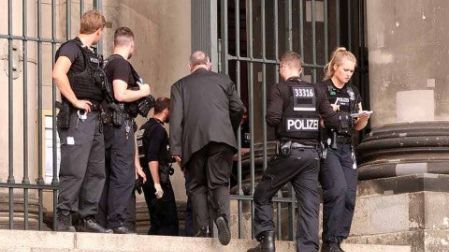 Tiroteo en catedral de Berlín deja 2 heridos; descartan terrorismo
