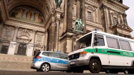Tiroteo en catedral de Berlín deja 2 heridos; descartan terrorismo