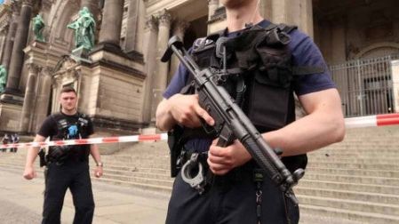 Tiroteo en catedral de Berlín deja 2 heridos; descartan terrorismo