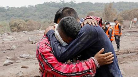 La Cancillería de Guatemala reconoció que las condiciones en el terreno "son un peligro para los rescatistas" (Foto: Reuters)