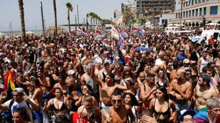 Muchos iban por las calles de Tel Aviv con la bandera de arcoiris (Foto: Reuters)
