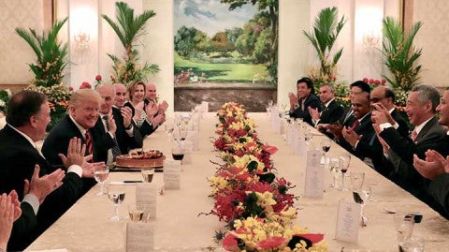 Sorprenden con pastel de cumpleaños por adelantado a Donald Trump (Foto: Reuters)