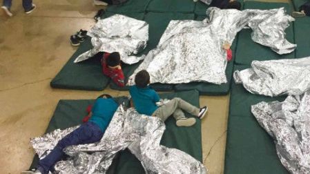 Casi 2,000 menores han sido separados de sus familias desde que Sessions anunció la medida en abril (Foto: AP)