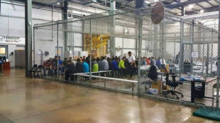 Una coalición de secretarios estatales de justicia demócratas pidió el martes que el gobierno de Donald Trump ponga fin a la política de “tolerancia cero” que ha provocado la separación de padres e hijos en la frontera de México con Estados Unidos (Foto: AP)