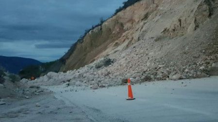 Las intensas lluvias que provocan los remanentes de la tormenta “Carlotta”, provocaron un derrumbe sobre la súper carretera Oaxaca-Cuacnopalan (Foto: JOSÉ DE JESÚS CORTÉS)