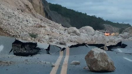 Las intensas lluvias que provocan los remanentes de la tormenta “Carlotta”, provocaron un derrumbe sobre la súper carretera Oaxaca-Cuacnopalan (Foto: JOSÉ DE JESÚS CORTÉS)