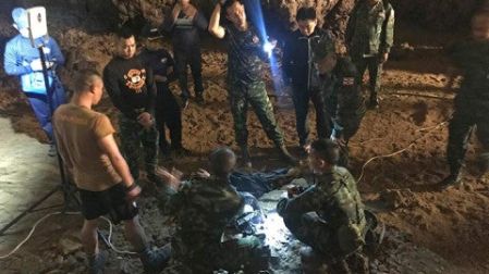 Llevan electricidad a cueva con jugadores de fútbol atrapados (Foto: AP)