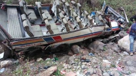 Autobús cae a barranco en India; al menos 48 muertos