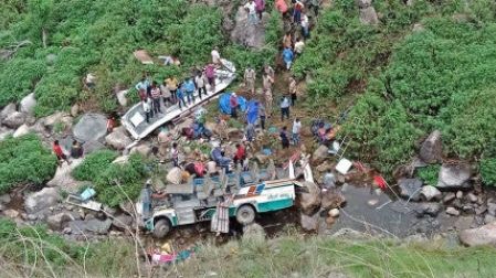 Autobús cae a barranco en India; al menos 48 muertos