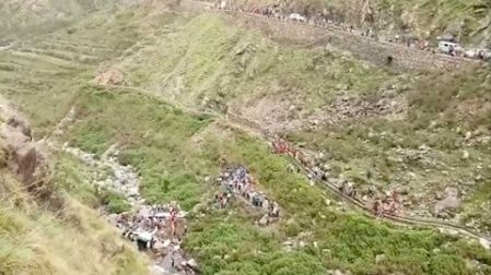 Autobús cae a barranco en India; al menos 48 muertos