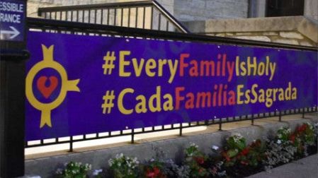 En 'honor' a Trump, enjaulan a la Sagrada Familia en EU