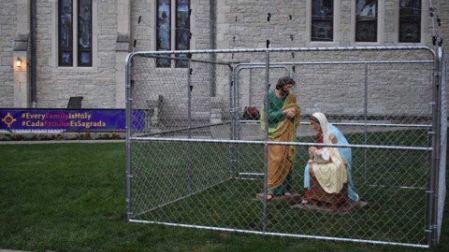 En 'honor' a Trump, enjaulan a la Sagrada Familia en EU