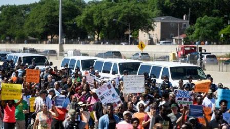 Miles cierran autopista en Chicago en protesta por violencia