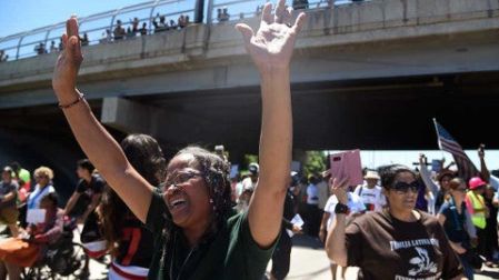 Miles cierran autopista en Chicago en protesta por violencia