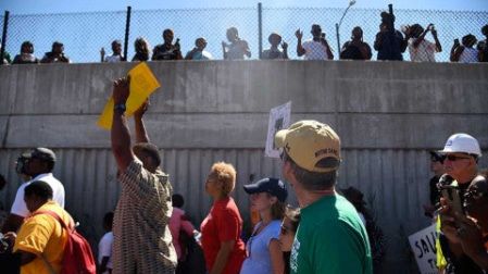 Miles cierran autopista en Chicago en protesta por violencia