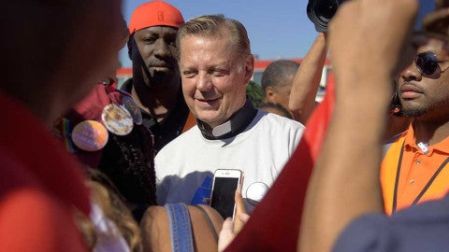Miles cierran autopista en Chicago en protesta por violencia