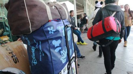 De acuerdo a los “diableros” que se encuentran autorizados en las centrales camioneras para auxiliar a los pasajeros con sus balajes, la “época buena” la esperan hasta dentro de dos semanas. Foto: Notimex