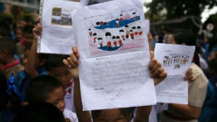 Niños rescatados se reúnen con sus familias