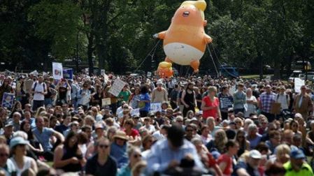 Miles repudian a Trump durante su visita a Escocia
