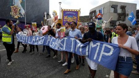 Miles repudian a Trump durante su visita a Escocia
