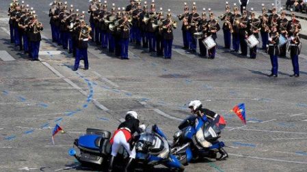 ¿Mal augurio? Errores militares manchan desfile del Día Nacional de Francia
