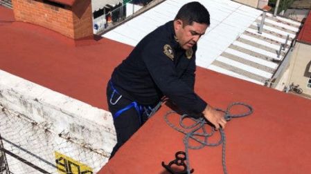 Evitan policías que hombre se aviente de un sexto piso en Tlalpan
