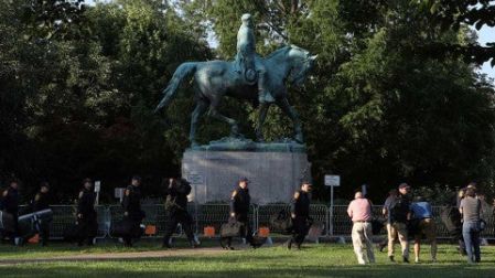 Fortifican Charlottesville por aniversario de marcha supremacista