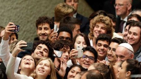 Alerta papa Francisco a jóvenes sobre el populismo y el abuso de internet